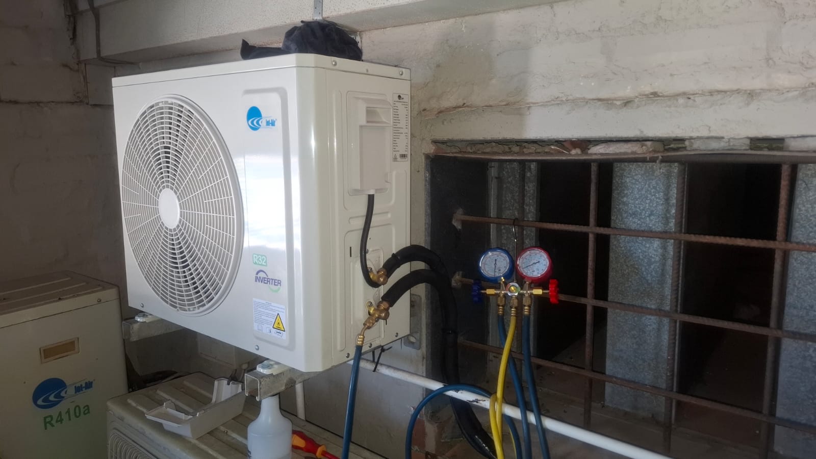 Gauges connected to a new Jet-Air R32 inverter outdoor unit during commissioning