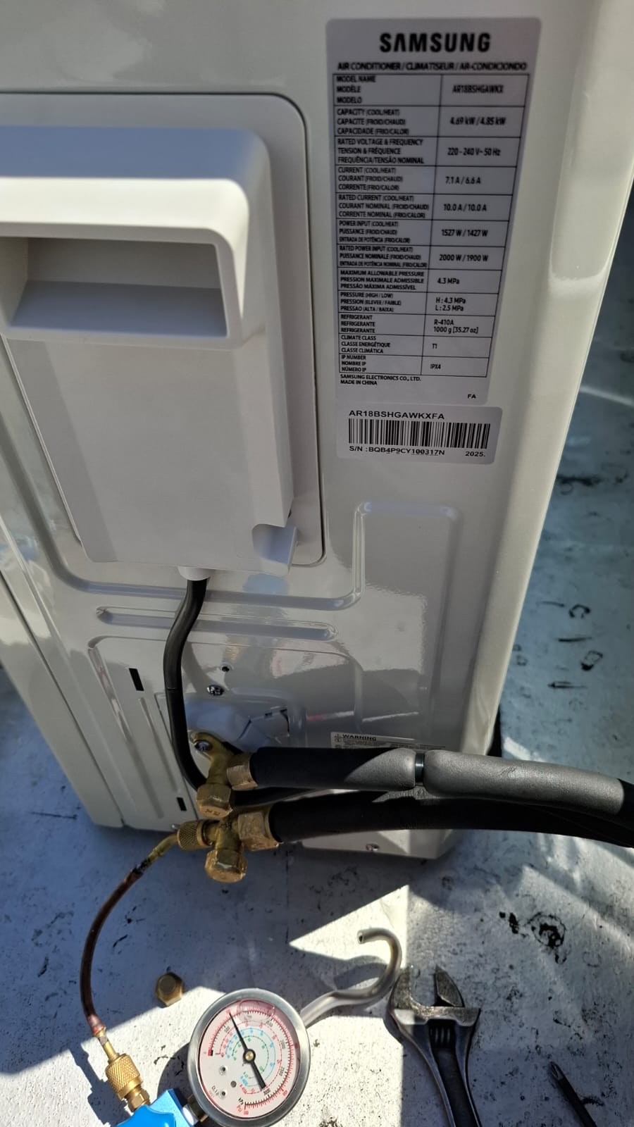 Manifold gauge connected to the service valves of a Samsung outdoor unit
